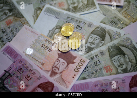 Won coreano le banconote e le monete in euro Foto Stock