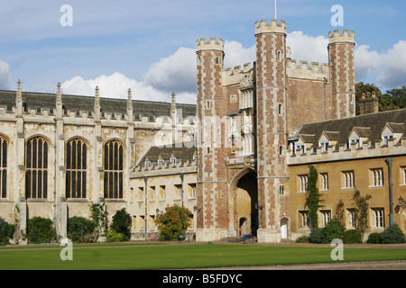 La grande porta attraverso una grande corte, il Trinity College di Cambridge Foto Stock