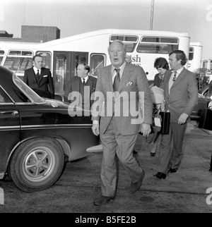 Aeroporto di Londra: il Sig. Edward Heath. Leader del partito conservatore. Dicembre 1974 S74-7659 Foto Stock