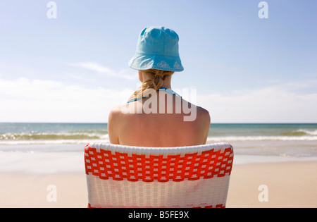 Germania, Mar Baltico, giovane donna sulla spiaggia, vista posteriore Foto Stock