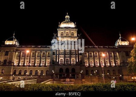 Vaclavske namesti, Museo Nazionale Ceco in luci notturne di Praga Repubblica Ceca Foto Stock