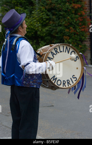 Morris ballerini batterista a giocare il suo tamburo in corrispondenza di un villaggio Fete Surrey Foto Stock