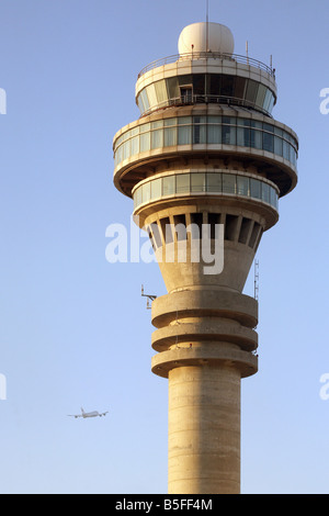 Torre di controllo presso l'aeroporto di Pudong, Shanghai, Cina Foto Stock