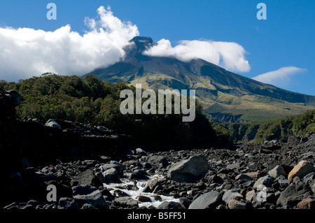 Mount Taranaki dal fiume sassosi, intorno al circuito di montagna, Egmont National Park, North Island, Nuova Zelanda Foto Stock