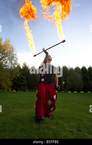 Prestazione maschio artista giocando con il fuoco personale fuoriuscite durante la dimostrazione Foto Stock