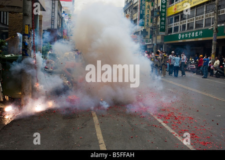 Esplosione di fuochi d'artificio al Mazu, dea del mare, pellegrinaggio, Yuanlin, Taiwan, ROC Foto Stock