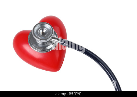 Lo stetoscopio sul cuore rosso intaglio su sfondo bianco Foto Stock