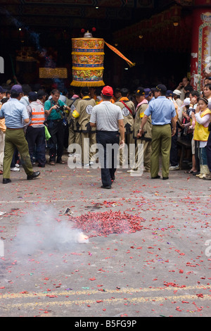 Esplosione di fuochi d'artificio al Mazu, dea del mare, pellegrinaggio, Yuanlin, Taiwan, ROC Foto Stock