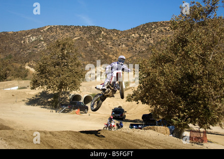 Il motocross rider airborne su salto a Glen Helen gara in circuito Devore California Foto Stock