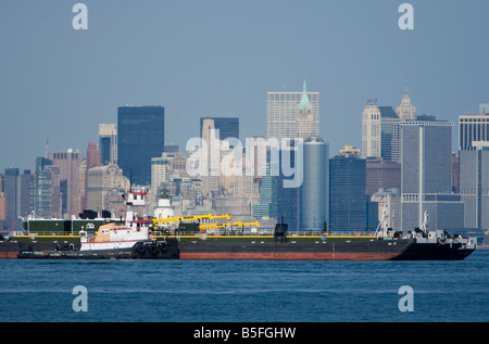 Un rimorchiatore a traino e chiatte nel porto di New York Foto Stock