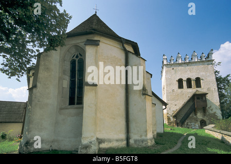 Chiesa di Sant'Anna e torre di Strazky Kastiel (Manor House) a Spisska Bela, regione di Spis, Slovacchia Foto Stock