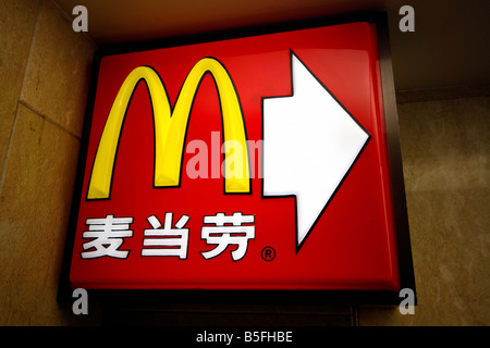 Un Mc Donalds cartello a Shanghai in Cina Foto Stock