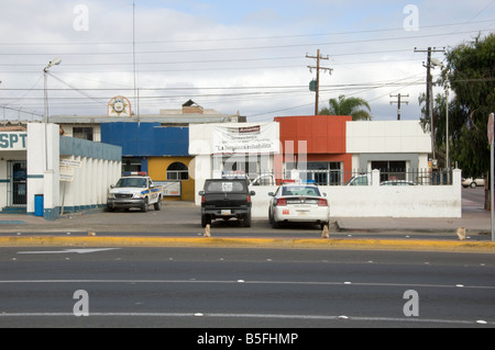 La strada principale di Rosarito Beach in Messico vuoto a causa di omicidi di massa in materia di lotta contro la droga Foto Stock