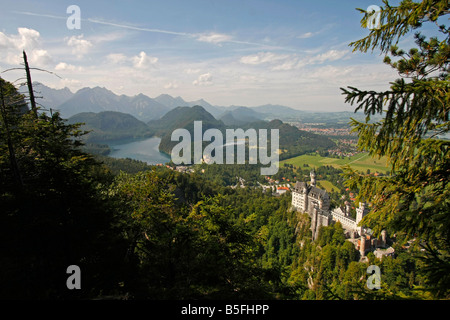 Birds Eye vista del Castello di Neuschwanstein e le montagne circostanti e i laghi di Schwangau presso Fuessen Allgaeu Baviera Germania Foto Stock