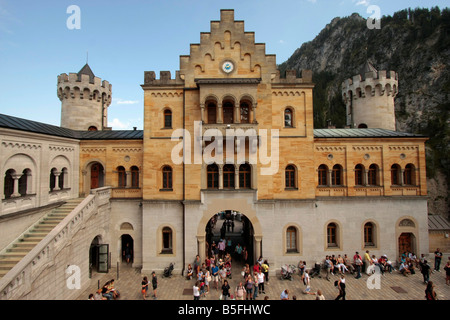 Cortile del Castello di Neuschwanstein a Schwangau presso Fuessen Allgaeu Baviera Germania Foto Stock