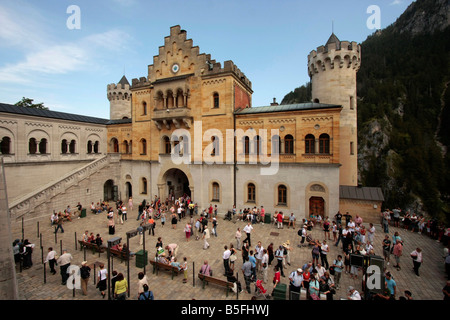 Visitatori presso il cortile del castello di Neuschwanstein a Schwangau presso Fuessen Allgaeu Baviera Germania Foto Stock