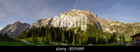 Vista dell'Hoher Goll mountain range dal Rossfeld Panoramastrasse, Berchtesgaden, Baviera, Germania Foto Stock