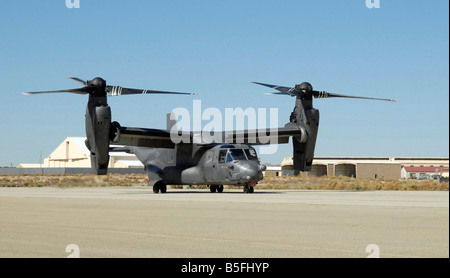 Un CV-22 Osprey si prepara a prendere il largo sul Edwards Air Force Base in California, flightline. Foto Stock