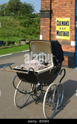 Un bambino maschera a gas dalla seconda guerra mondiale a Quorn Stazione Ferroviaria sulla grande centrale Ralway. Foto Stock