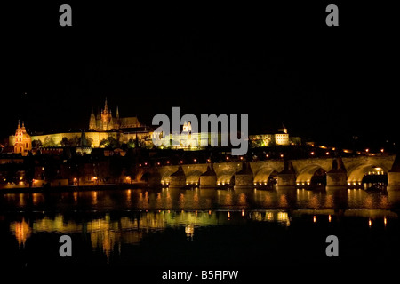 Il fiume Moldava siteview dal Ponte Carlo (Karlov deve) a luci notturne a Praga, Repubblica Ceca Foto Stock