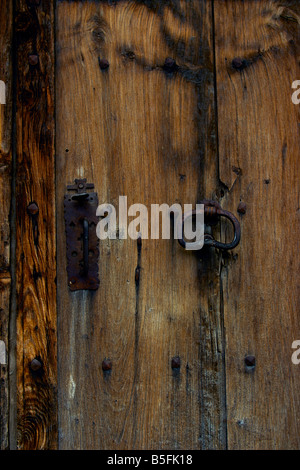 Porta in legno con ferro latch, Bonestarre, Pirenei catalani (Spagna) Foto Stock