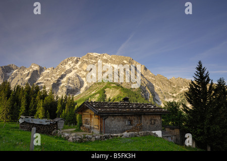 Vista dell'Hoher Goll mountain range dal Rossfeld Panoramastrasse, Berchtesgaden, Baviera, Germania Foto Stock