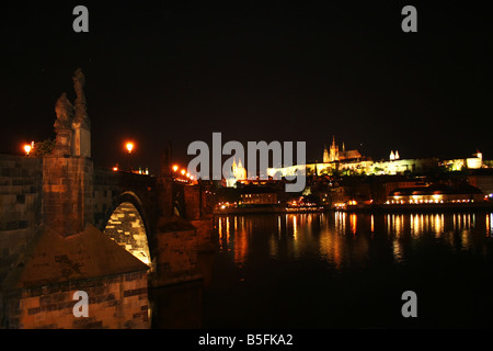 Ponte Carlo (Karlov deve) a luci notturne a Praga, Repubblica Ceca Foto Stock