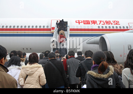 I turisti di salire a bordo di una macchina di China Eastern Airlines, Shanghai, Cina Foto Stock