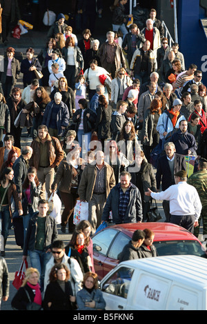 La folla nella città di Rodi, Grecia Foto Stock