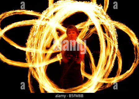 Firepoise due femmina fire ballerine di danza con fiamme poi le prestazioni durante la dimostrazione di arte Foto Stock