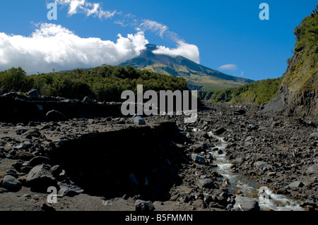 Mount Taranaki dal fiume sassosi, intorno al circuito di montagna, Egmont National Park, North Island, Nuova Zelanda Foto Stock