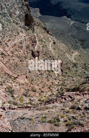 ARIZONA GRAND CANYON vertiginosi vista del South Kaibab Trail come esso si snoda giù attraverso ripidi tornanti da south rim Foto Stock