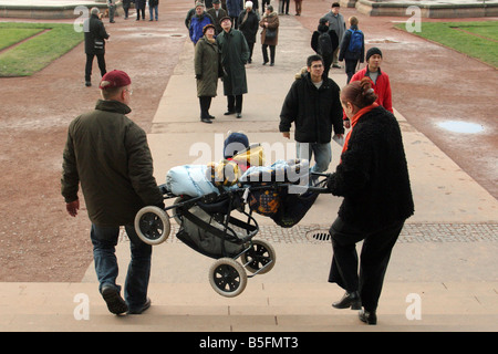 I genitori che trasportano un passeggino al piano di sotto, Dresda, Germania Foto Stock