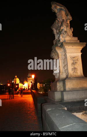 Ponte Carlo (Karlov deve) a luci notturne a Praga, Repubblica Ceca Foto Stock