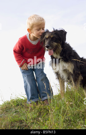 Little Boy (3-4) giocando con il cane Foto Stock