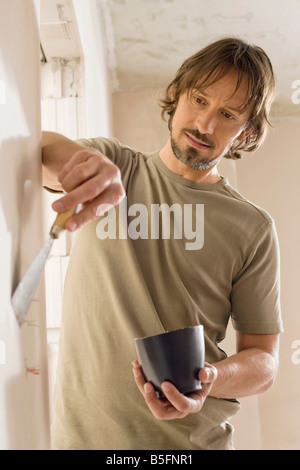 Giovane uomo con una spatola, ritratto Foto Stock