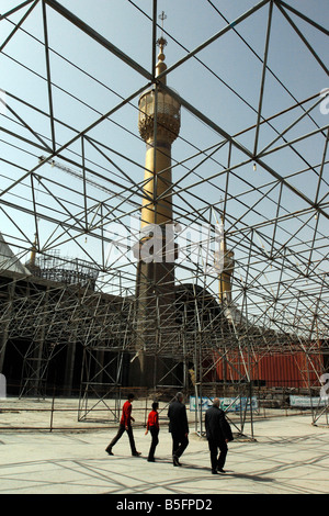 Quattro uomini a piedi passato la moschea il santuario di Imam Khomeini Foto Stock