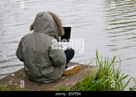 Giovane uomo utilizzando il computer portatile Foto Stock