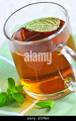 Tazza di vegetali freschi tè alla menta con foglie di menta piperita Foto Stock