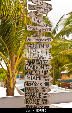 CAYE CAULKER BELIZE segno posto con molti segni elencando la distanza in chilometri verso le principali città di tutto il mondo Foto Stock