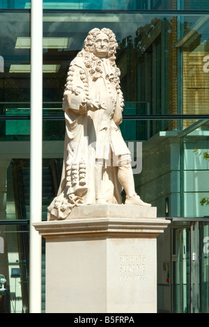 Statua di Sir Hans Sloane in Duke of York Square, Kings Road, a Chelsea, Londra Foto Stock
