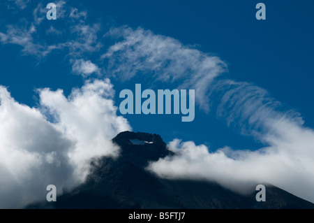 Mount Taranaki dal fiume sassosi, intorno al circuito di montagna, Egmont National Park, North Island, Nuova Zelanda Foto Stock