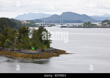 Harbour Road Bridge separa il canale di Oriente e Occidente in canale Sitka, Alaska. Foto Stock