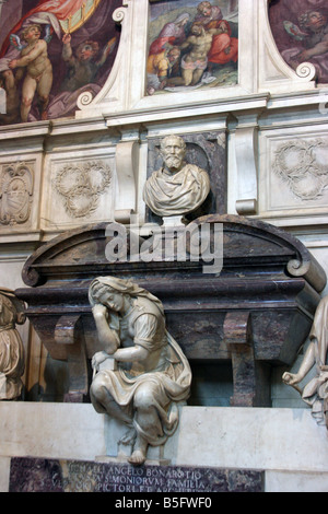 La tomba di Michelangelo Buonarroti, la Basilica di Santa Croce a Firenze Italia Foto Stock