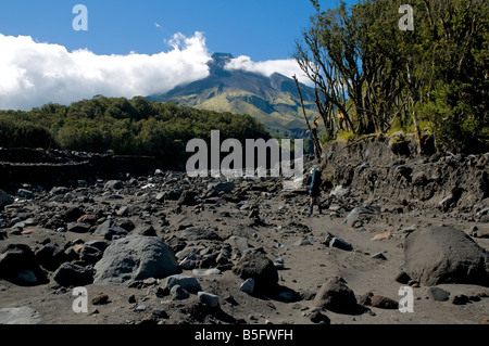 Mount Taranaki dal fiume sassosi, intorno al circuito di montagna, Egmont National Park, North Island, Nuova Zelanda Foto Stock