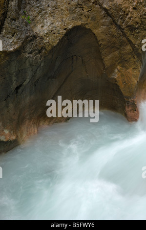 Vorticoso acqua glaciale scolpisce attraverso la gola Wimbachklamm, vicino a Ramsau, Berchtesgarden National Park, Baviera, Germania Foto Stock