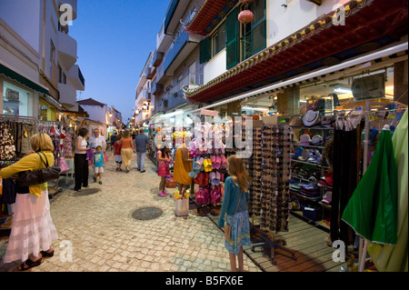 Scena di strada in Alvor al crepuscolo , , Algarve Portogallo Foto Stock