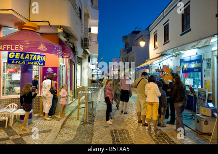 Scena di strada in Alvor al crepuscolo , , Algarve Portogallo Foto Stock