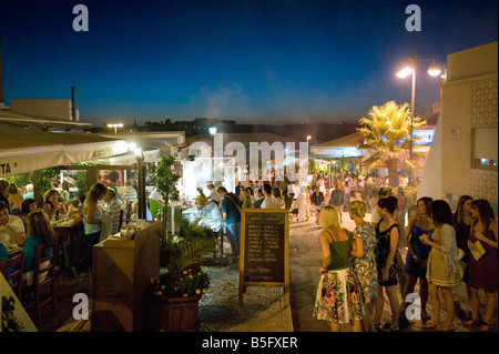 Scena di strada in Alvor al crepuscolo , , Algarve Portogallo Foto Stock