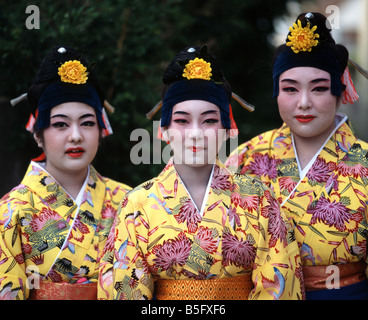 Ballerini di Okinawa in kimono tradizionali Foto Stock